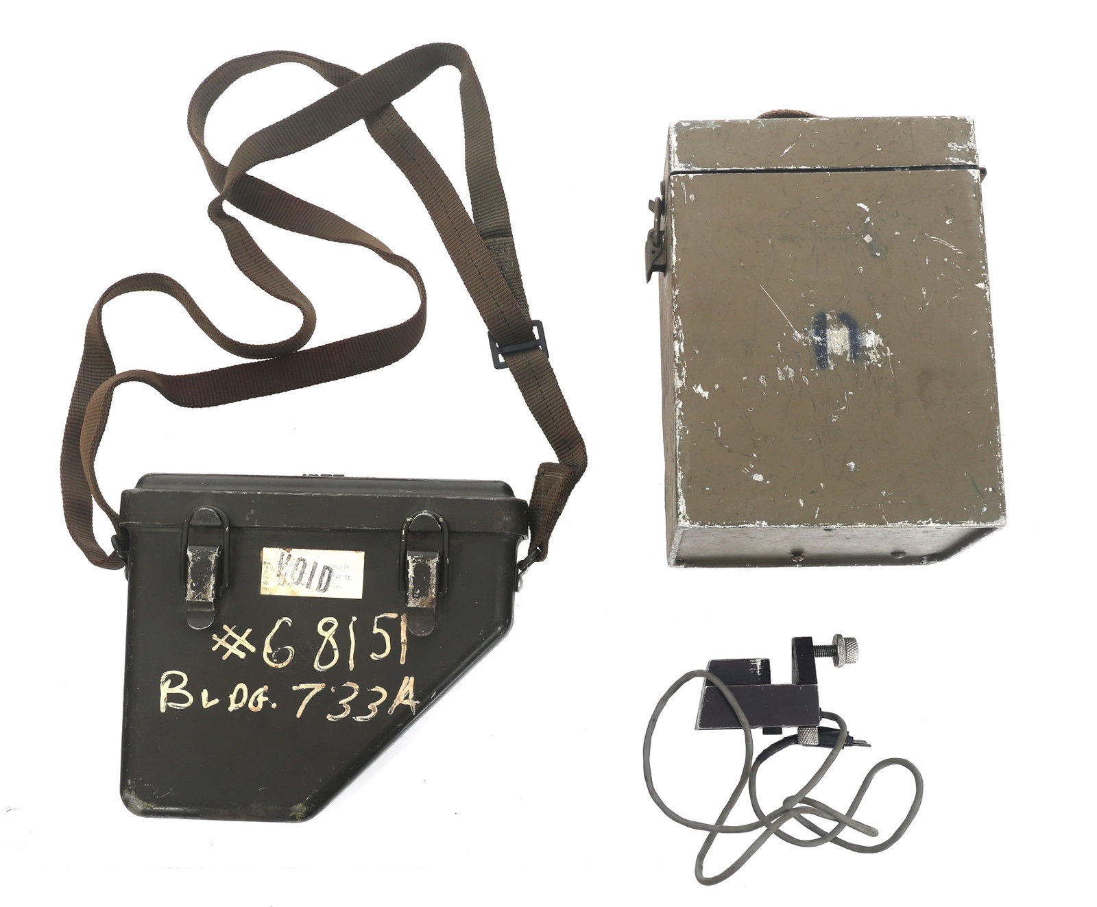 ARTILLERY SIGHT AND M1 GUNNERS QUADRANT: ARTILLERY SIGHT AND M1 GUNNERS QUADRANT M1 Gunners Quadrant in metal M82 case. Serial number 68151. Artillery sight in metal case. Side marked V5/1240-99-960-7268 SIGHT DIAL L1A1 and Power 3 Field 12 
