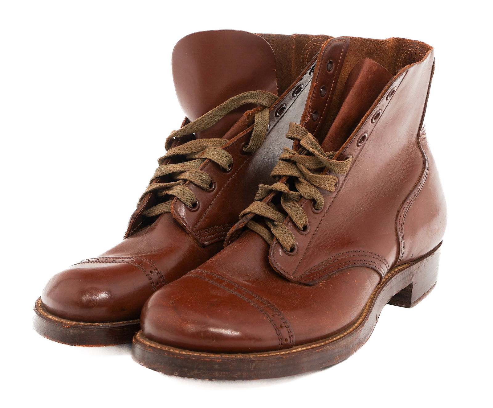 WWI US BROWN LEATHER COMBAT BOOTS: WWI US BROWN LEATHER COMBAT BOOTS WWI US Combat Boots. Brown leather construction. Stamps present on the inside and on the sole. Maker marked by G.A. Gaton Co and dated 1915. Size: 6 1/2