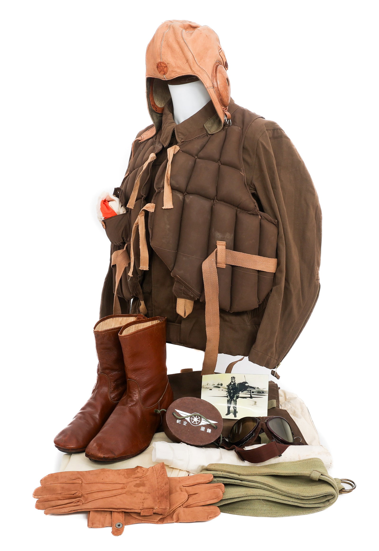 WWII IJA PILOT SUMMER FLIGHT SUIT & FLOTATION VEST: WWII IJA PILOT SUMMER FLIGHT SUIT & FLOTATION VEST WWII Imperial Japanese Army Summer Flight Suit & Flotation Vest. (1) Two Piece Summer Flight Suit. OD Cotton Flight Jacket with integral waist belt &