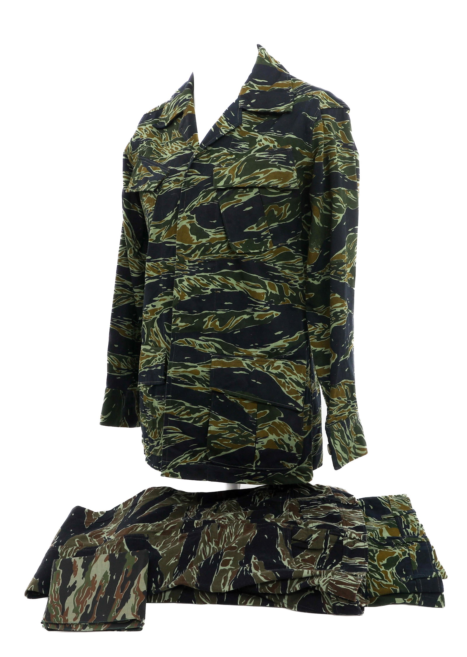 VIETNAM WAR THAI MADE US ARMY TIGER STRIPE UNIFORM: VIETNAM WAR THAI MADE US ARMY TIGER STRIPE UNIFORM Vietnam War Thai Made US Army Tiger Stripe Uniform Items. (1) Mid-Weight Tiger Stripe Camouflage Combat Jacket. Two breast and hip pockets with cover