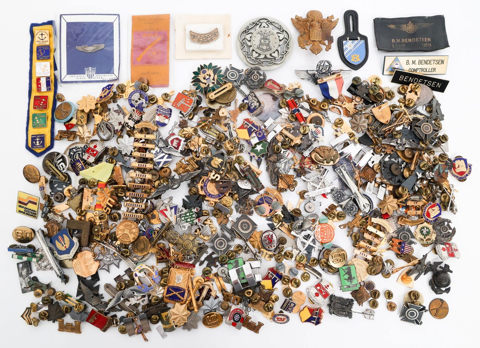 WWII - COLD WAR US ARMED FORCES INSIGNIA: WWII - COLD WAR US ARMED FORCES INSIGNIA WWII - Cold War US Armed Forces Insignia. Includes jump wings, pilot wings, DUI pins, collar disks, collar badges, officer rank insignia, cap badges, shooting