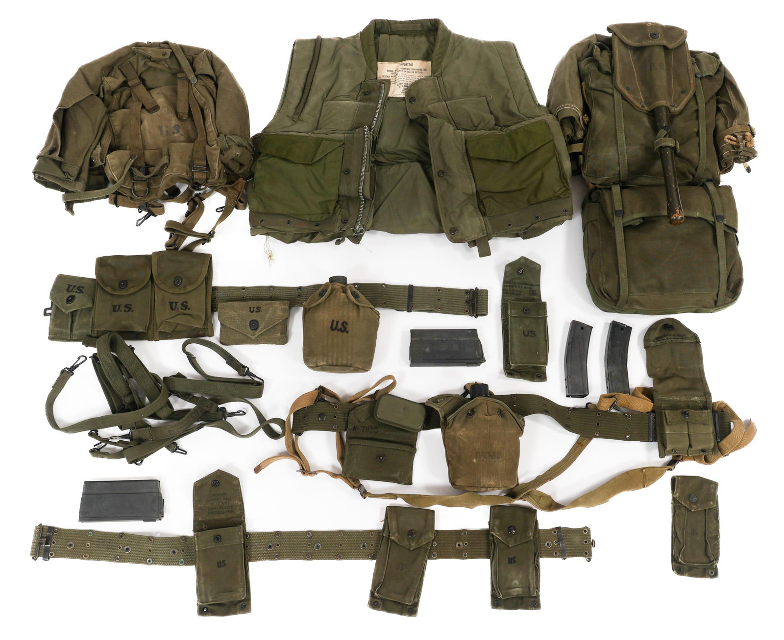 KOREAN WAR - VIETNAM WAR USMC FIELD GEAR: KOREAN WAR - VIETNAM WAR USMC FIELD GEAR Korean War - Early Vietnam War US Marine Corps Field Gear. Includes M1941 Pack systems, shelter halves, entrenching tool, M1936 pistol belts, suspenders, two M