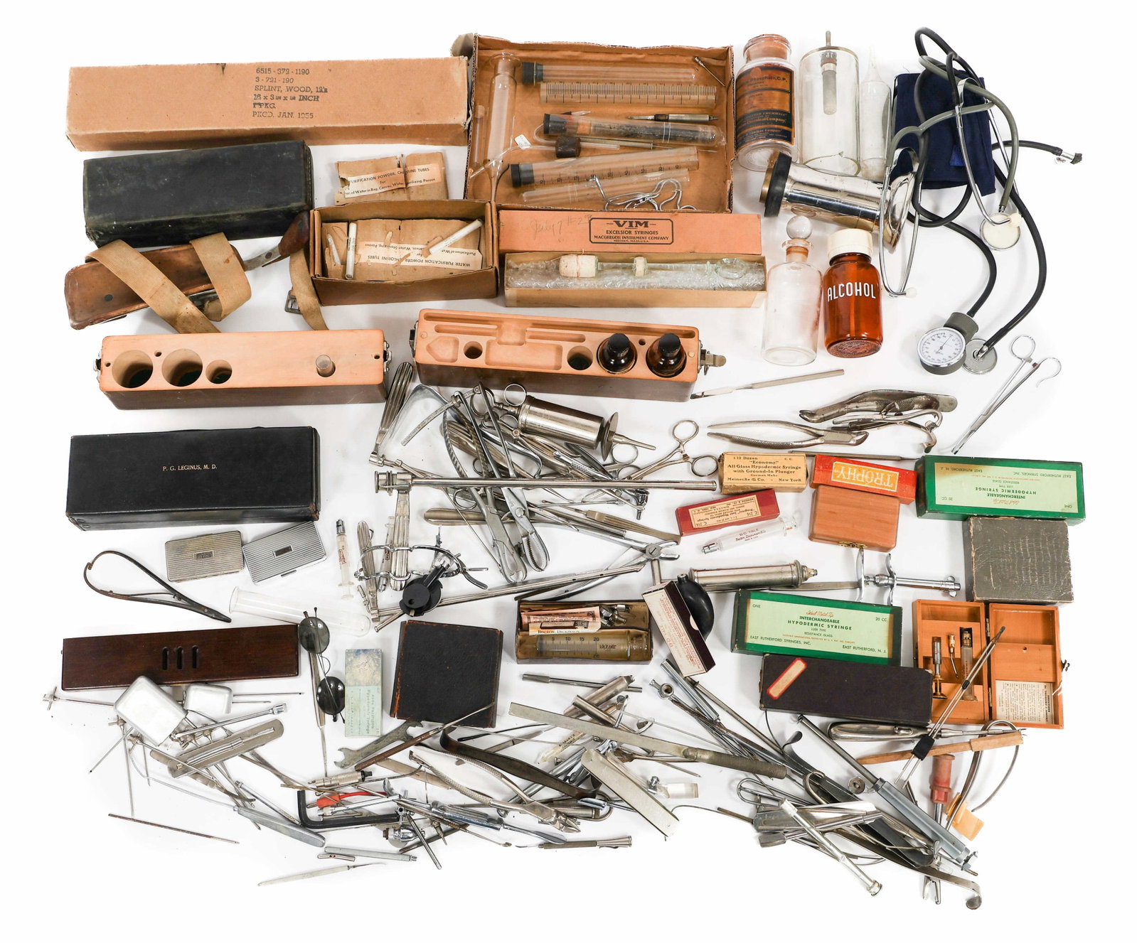 WWII - COLD WAR US MEDICAL & SURGICAL EQUIPMENT: WWII - COLD WAR US MEDICAL & SURGICAL EQUIPMENT WWII - Cold War US Medical Supplies and Surgical Equipment. Includes clamps, scissors, jars, syringes, stethoscopes, splints, sodium chloride jars, cont