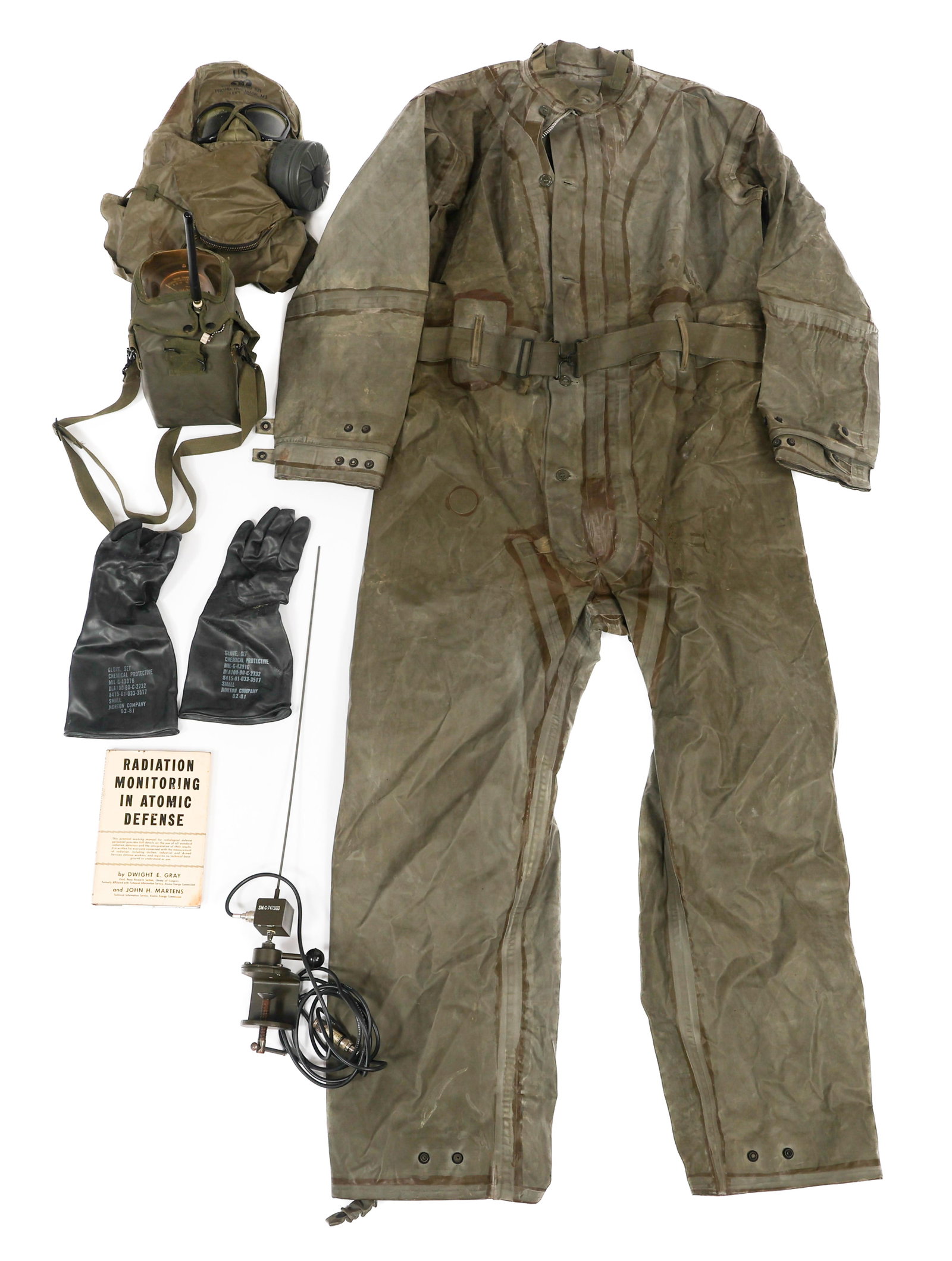 COLD WAR US ARMY RADIAC RECIEVER & CBRN SUIT: COLD WAR US ARMY RADIAC RECIEVER & CBRN SUIT Cold War US Army R-155/TDQ-T1(V) Simulated RADIAC Receiver & CBRN Suit Set. (1) R-155/TDQ-T1(V) with rubber antenna, vehicle antenna, and vinyl carrying ca