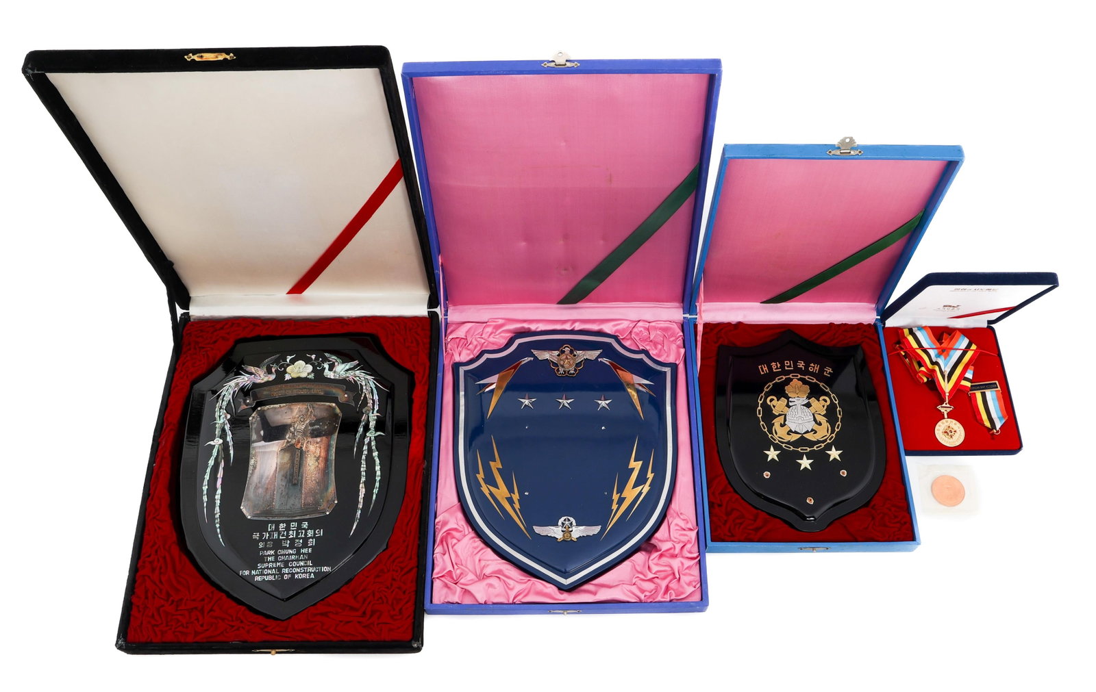 COLD WAR S. KOREAN PLAQUES & US VETERAN MEDAL: COLD WAR S. KOREAN PLAQUES & US VETERAN MEDAL Cold War South Korean Presentation Plaques & US Veteran's Medal. (3) South Korean Presentation Plaques. One is presented to Lieutenant General Herbert B. 