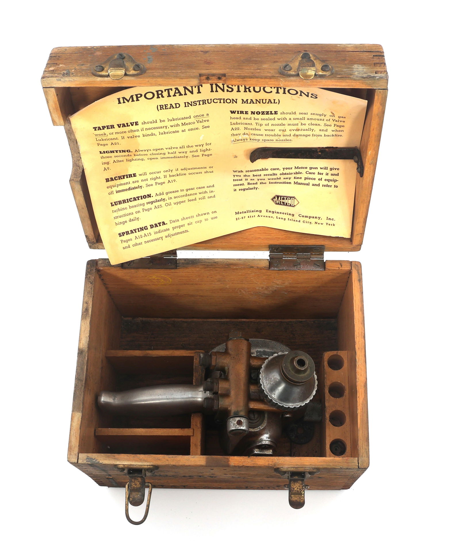 METCO METALLIZING GUN METAL SPRAYER GUN TYPE 2E: METCO METALLIZING GUN METAL SPRAYER GUN TYPE 2E Metco metallizing sprayer gun Type 2E with wood box and instructions. Gun labeled Metallizing Engineering Co. Inc. Long Island City N.Y. U.S.A. Type 2E.