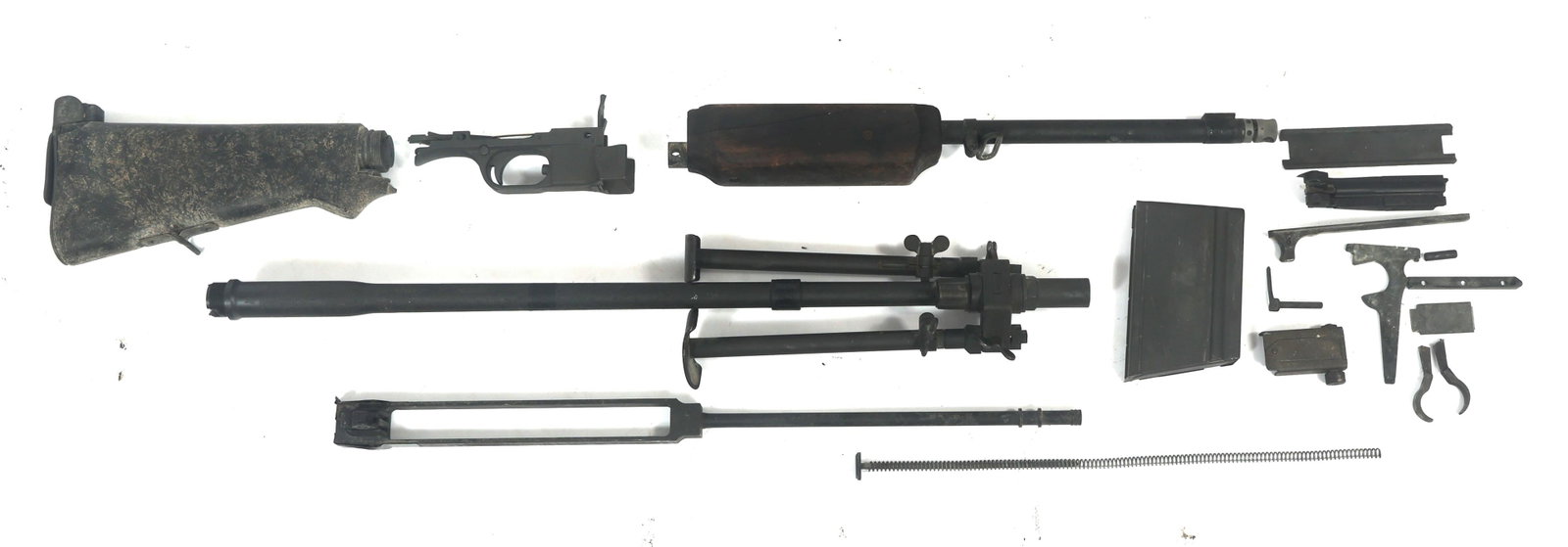 US M1918A2 .30-06 CALIBER MACHINE GUN PARTS KIT: US M1918A2 .30-06 CALIBER MACHINE GUN PARTS KIT US M1918A2 .30-06 caliber machine gun parts kit. Barrel stamped ROT 11 over Flaming Bomb and dated 2-52. Barrel with bipod assembly, hooded front sight,
