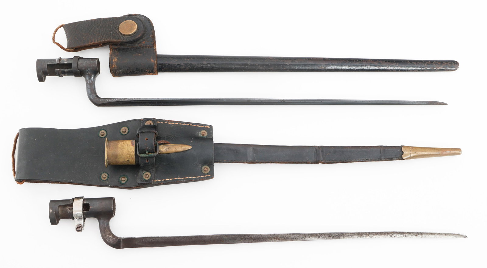 BRITISH PATTERN 1853 & US M1873 SOCKET BAYONETS: BRITISH PATTERN 1853 & US M1873 SOCKET BAYONETS British Pattern 1853 & US M1873 Socket Bayonets. (1) P1853. Proof marks on the ricasso and socket. Leather scabbard with brass fittings and leather frog