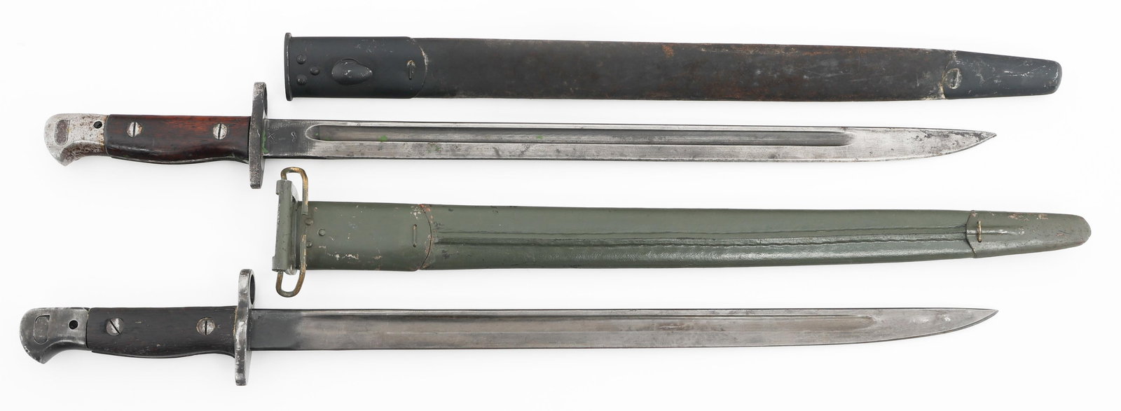 WWI BRITISH P1907 BAYONETS WITH SCABBARDS: WWI BRITISH P1907 BAYONETS WITH SCABBARDS British Pattern 1907 Bayonets with Scabbards. (1) P1907. Single edged, blued blade with fuller. British proof/inspection stamps on the ricasso. Dated 1907. Ma