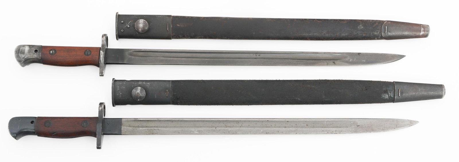 WWI BRITISH P1907 BAYONETS WITH SCABBARDS: WWI BRITISH P1907 BAYONETS WITH SCABBARDS British Pattern 1907 Bayonets with Scabbards. (2) P1907. Single edged, blued blades with fullers. British proof/inspection stamps on the ricassos. Both dated 