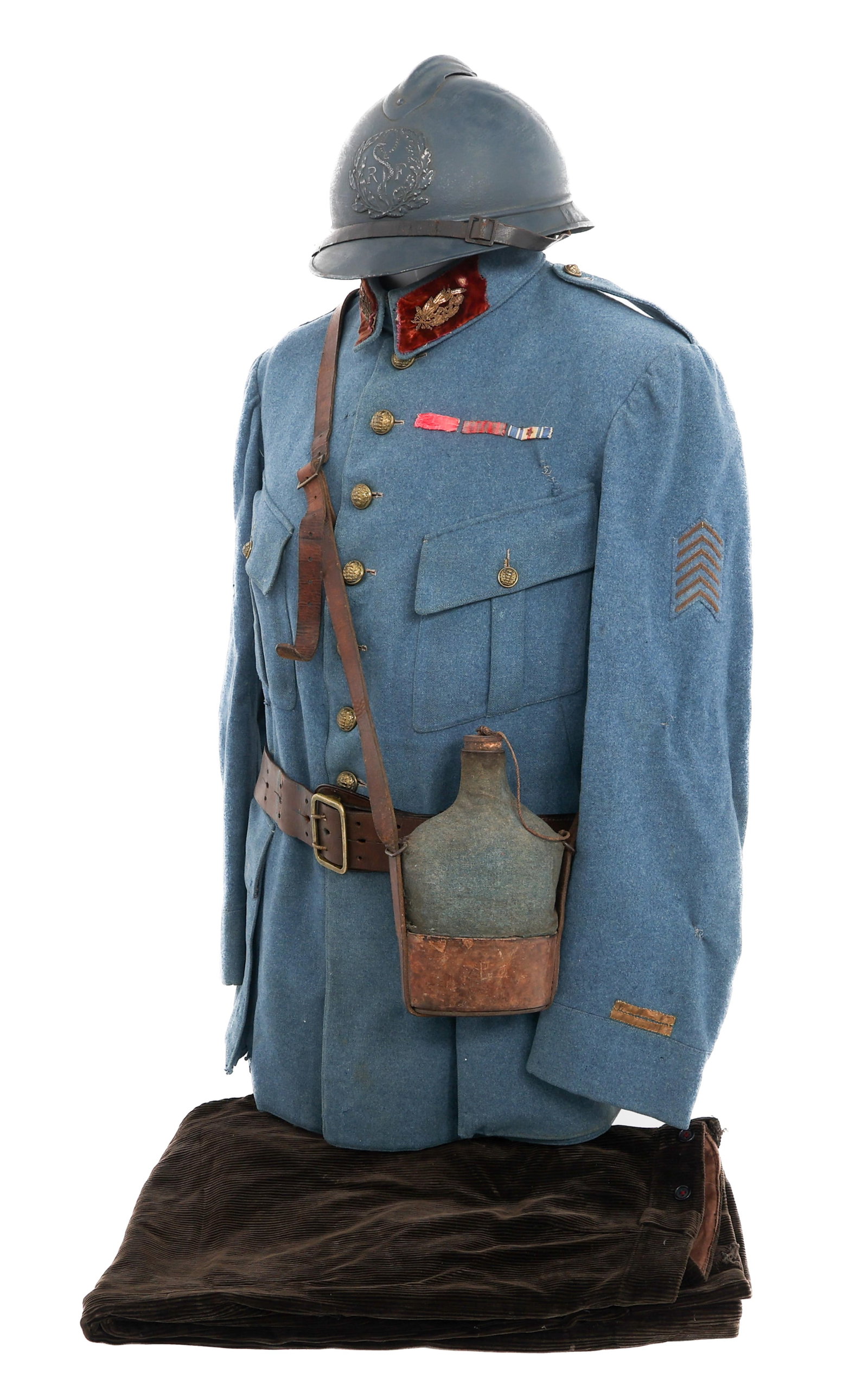 WWI FRENCH M1915 MEDICAL OFFICER UNIFORM SET: WWI FRENCH M1915 MEDICAL OFFICER UNIFORM SET WWI French M1915 Medical Officer Uniform Set. (1) M1915 Officer Tunic. Horizon Blue wool construction with bullion medical officer collar tabs, Lieutenant 