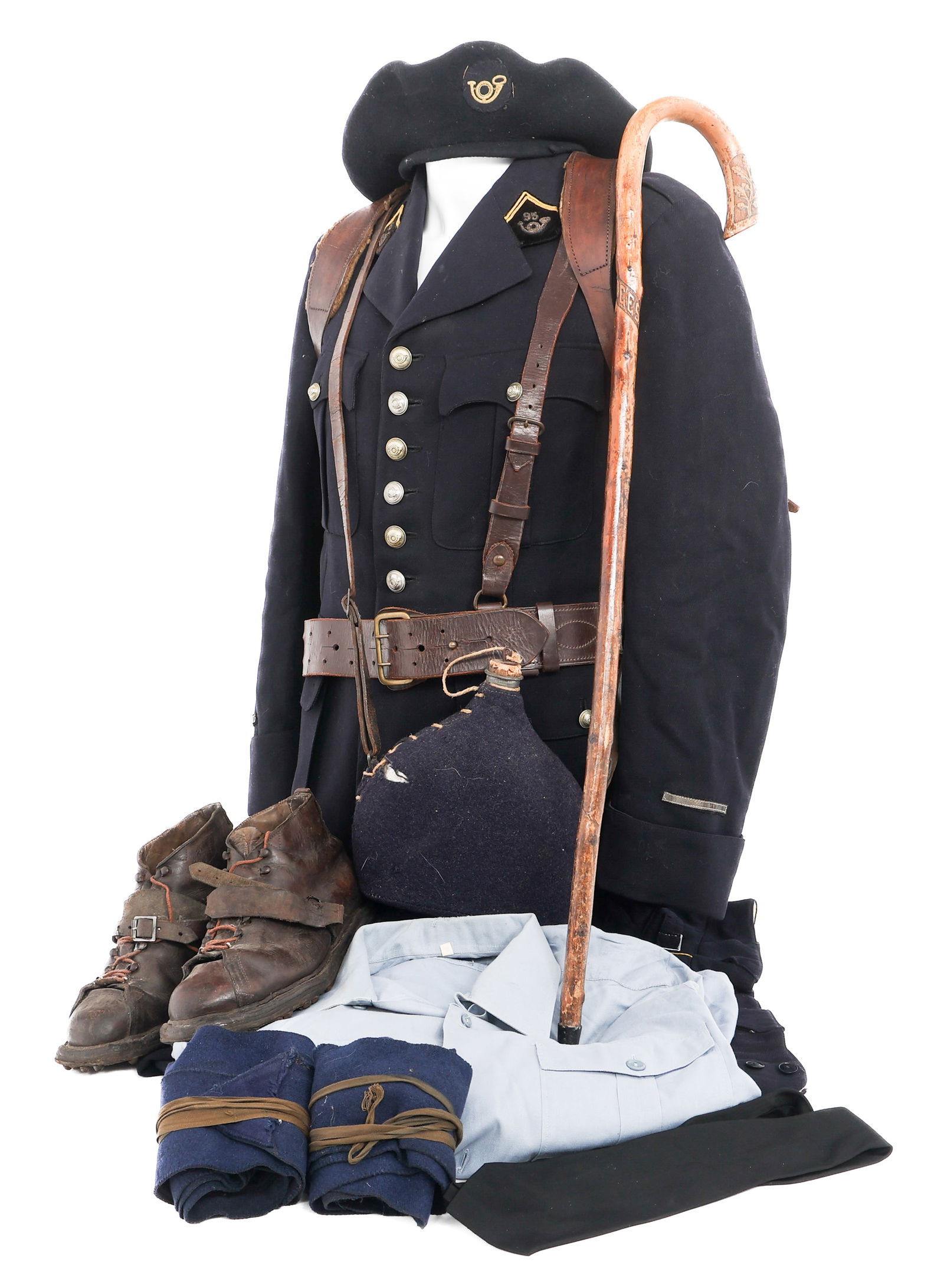 WWII FRENCH 95th CHASSEURS ALPINS OFFICER UNIFORM: WWII FRENCH 95th CHASSEURS ALPINS OFFICER UNIFORM WWII French 95th Chasseurs Alpins Battalion Officer Uniform Set. (1) Model 1939 Officer Uniform. Dark blue, doeskin fine wool, four-pocket tunic with