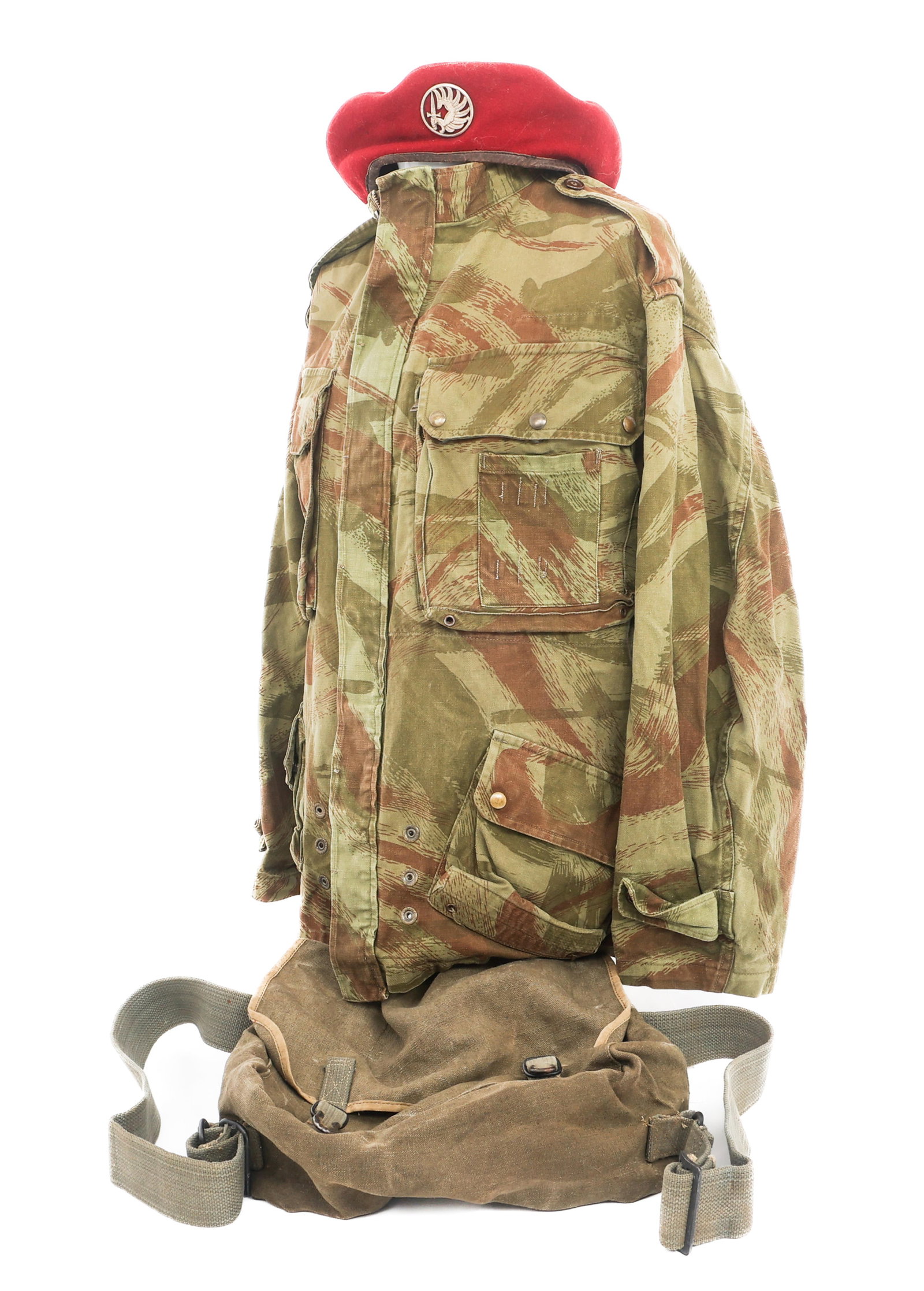 INDOCHINA WAR FRENCH 47/53 TAP JUMP JACKET & BERET: INDOCHINA WAR FRENCH 47/53 TAP JUMP JACKET & BERET Indochina - Algerian Wars French 47/53 TAP Jump Jacket, Beret, & Musette Bag. (1) Lizard Camouflage 47/53 TAP Jump Jacket. No visible tags or stamps.
