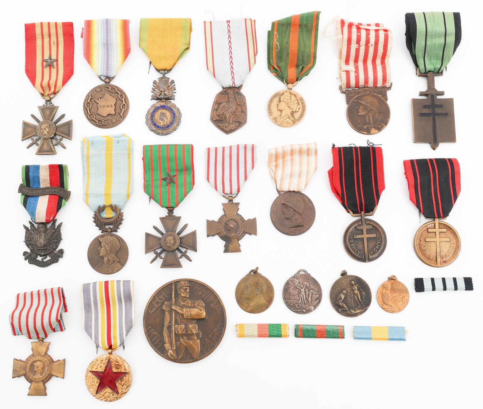 WWI - WWII FRENCH VICTORY & SERVICE MEDALS: WWI - WWII FRENCH VICTORY & SERVICE MEDALS WWI - WWII French Victory and Service Medals. (1) Medal of Liberated France. (1) Grande Guerre Medal. (1) 1939?1945 Commemorative War Medal. (1) Croix de Gue