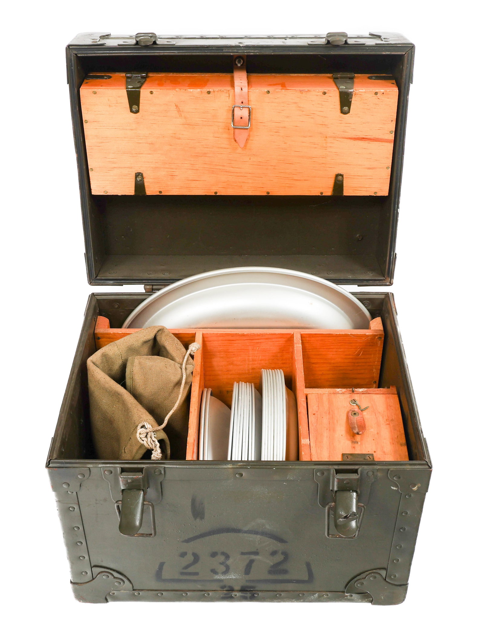 WWII USMC 4th MARINE DIV 2372 OFFICER MESS KIT: WWII USMC 4th MARINE DIV 2372 OFFICER MESS KIT WWII US Marine Corps 4th Marine Division 2372 Officer Portable Mess Kit. Utensils present. Various stamps on the outside. Texas Trunks maker plate presen