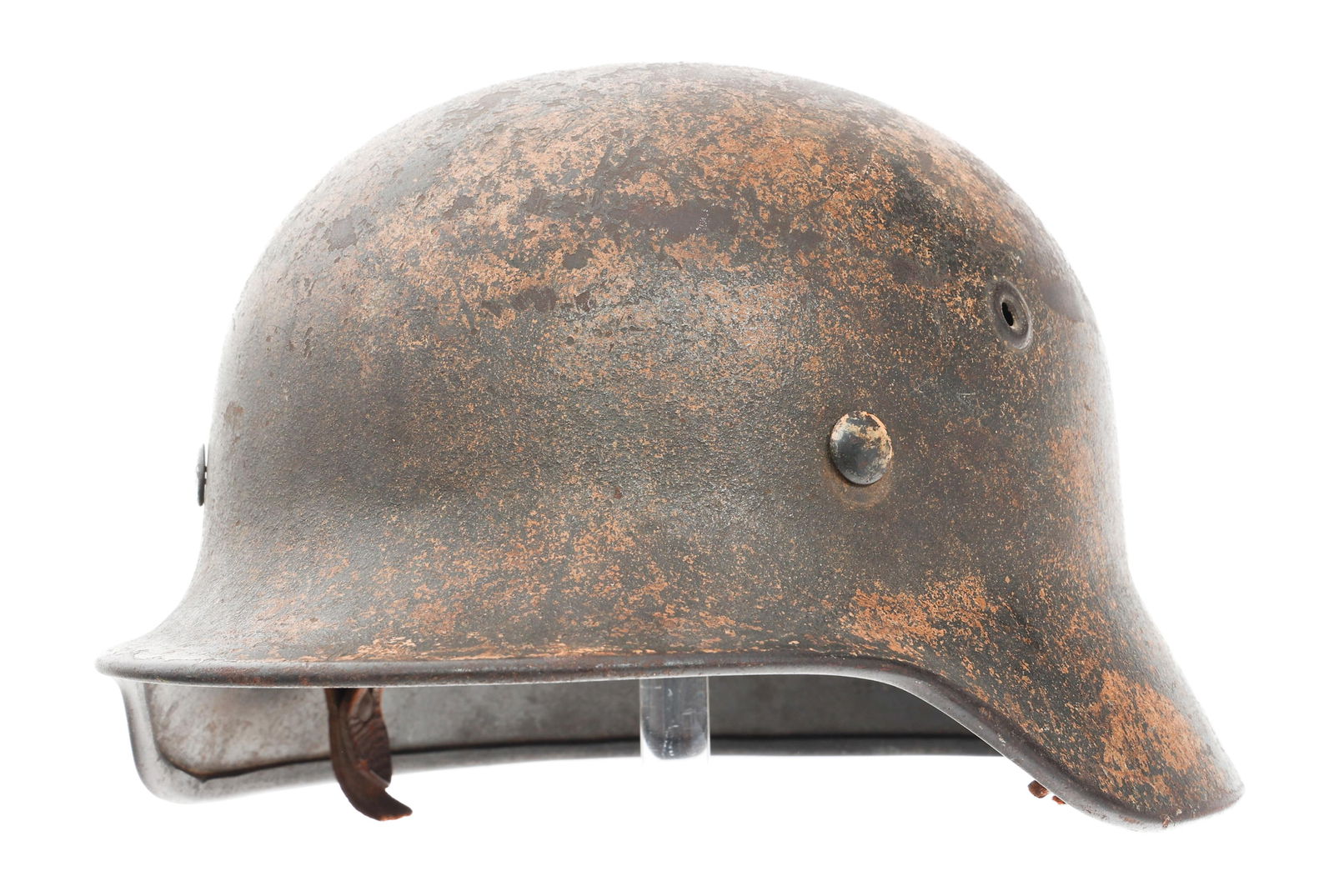 WWII GERMAN HEER M40 CAMOUFLAGE COMBAT HELMET: WWII GERMAN HEER M40 CAMOUFLAGE COMBAT HELMET WWII German Heer M40 Camouflage Combat Helmet. Maker marked Q62 and serial number T5151. Partial leather liner and chinstrap. Size: 62