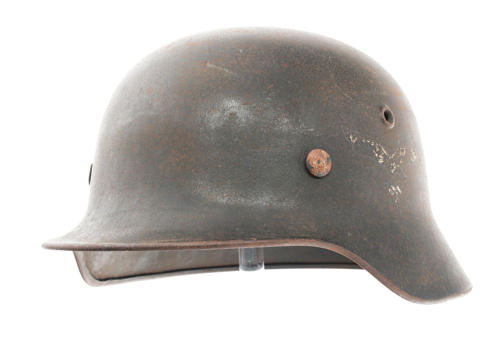 WWII GERMAN LUFTWAFFE SD M40 COMBAT HELMET: WWII GERMAN LUFTWAFFE SD M40 COMBAT HELMET WWII German Luftwaffe SD M40 Combat Helmet. Luftwaffe Eagle decal on the left side. 8 tongue leather liner and chinstrap. Maker marked ET64. Serial number 85
