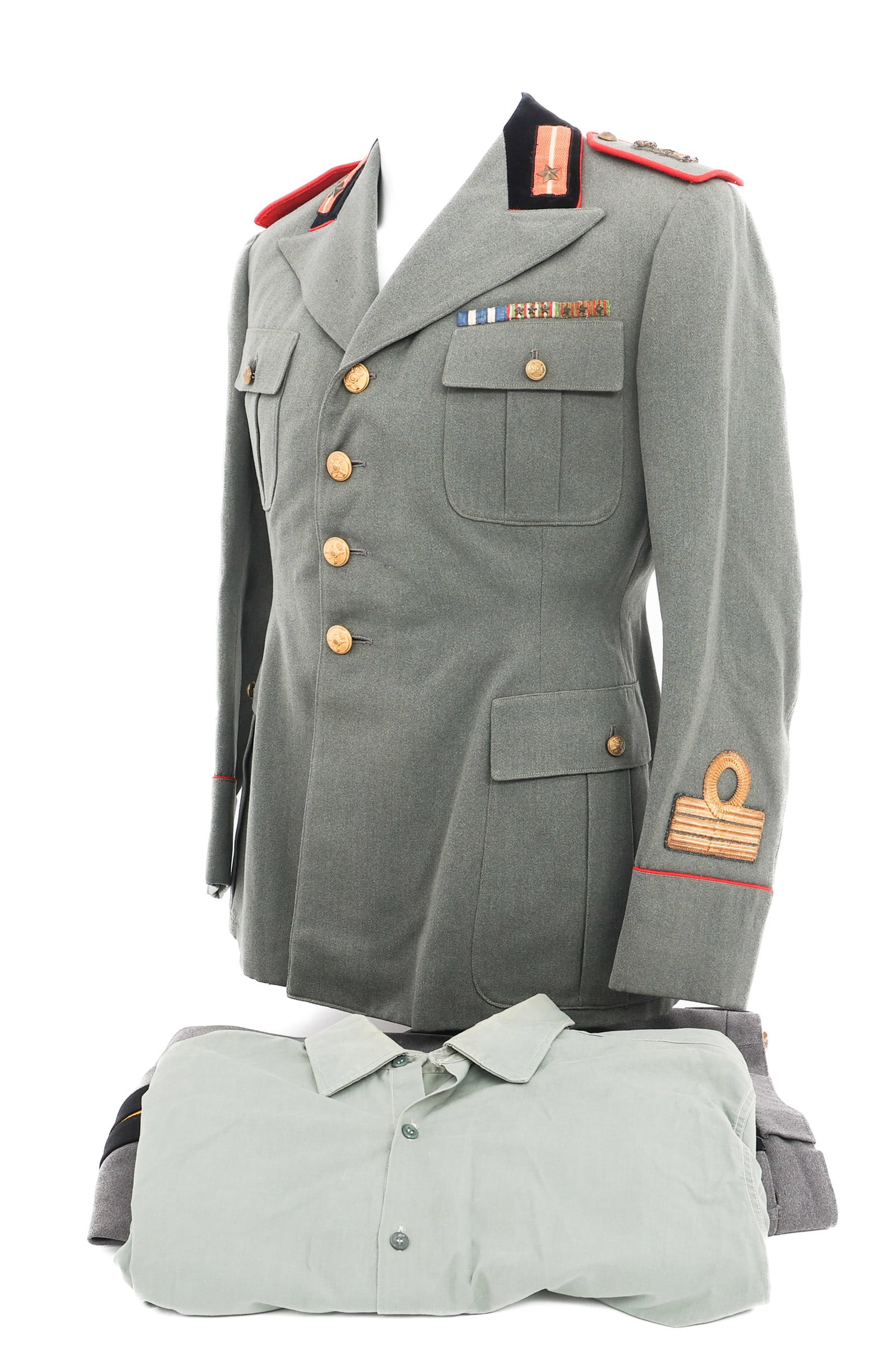 WWII ITALIAN ARMY 7th INFANTRY DIV OFFICER UNIFORM: WWII ITALIAN ARMY 7th INFANTRY DIV OFFICER UNIFORM WWII Royal Italian Army 77th/78th Infantry Regiment, 7th Infantry Division "Lupi di Toscana" Officer Uniform. Grey, four-pocket tunic with black velv