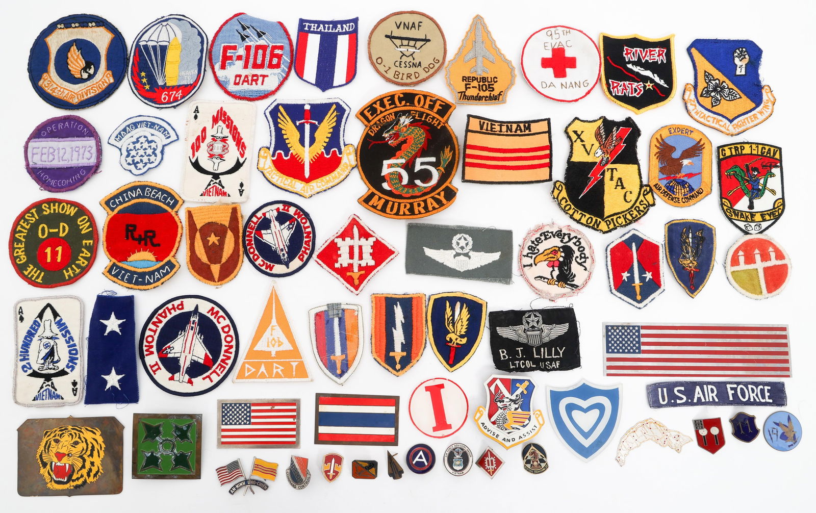 VIETNAM WAR US ARMED FORCES PATCHES & PLACARDS: VIETNAM WAR US ARMED FORCES PATCHES & PLACARDS Vietnam War Era & Post-War Produced Novelty US Armed Forces Patches, Placards and Pins (A mix of both period and post war patches). Patches include River