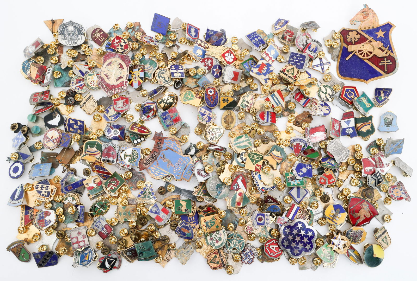 WWII - COLD WAR US ARMED FORCES DUI PINS: WWII - COLD WAR US ARMED FORCES DUI PINS WWII - Cold War US Armed Forces DUI Pins. Includes 1st SSF, 101st Airborne, 1st Armored Division, 9th Army, 3rd Special Engineer Brigade, 86th Engineer Battali