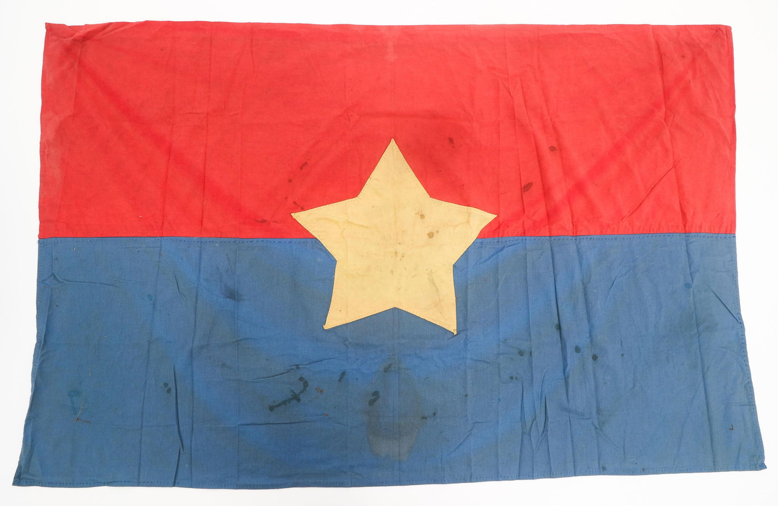 VIETNAM WAR NORTH VIETNAMESE BATTLE FLAG: VIETNAM WAR NORTH VIETNAMESE BATTLE FLAG Vietnam War North Vietnamese Army Battle Flag. Accompanied by war trophy bring-back form 603-1, dated 13 June 1970. Multi-piece cotton construction, double sid