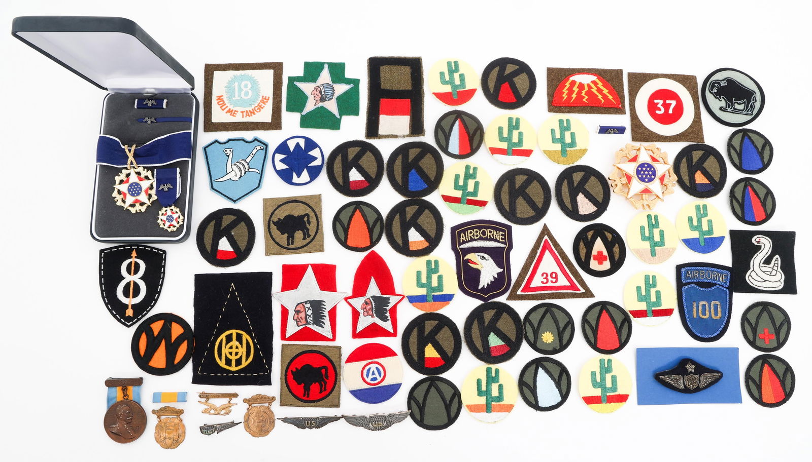 REENACTOR WWII US ARMY PATCHES & MEDALS (1 of 15)