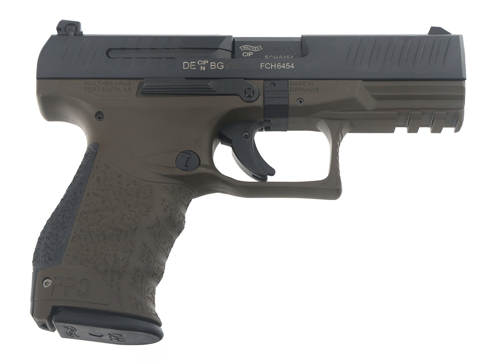 WALTHER MODEL PPQ 9x19mm CALIBER PISTOL: WALTHER MODEL PPQ 9x19mm CALIBER PISTOL Walther Model PPQ 9x19mm caliber semi automatic pistol. Three dot sights. Three back straps. Two magazines with loader. Original hard case with manual. Caliber 