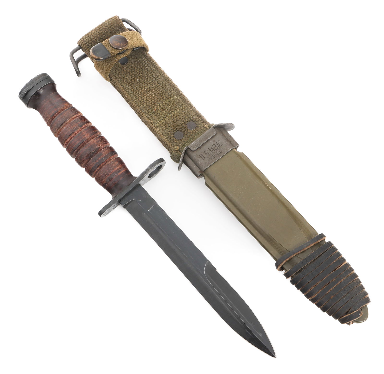 WWII US M4 BAYONET by CAMILLUS WITH SCABBARD: WWII US M4 BAYONET by CAMILLUS WITH SCABBARD WWII US M4 Bayonet. Single edged, blued blade. U.S. M3 Camillus stamped under the guard with Ordnance Dept flaming bomb on the reverse. Steel hilt. Stacked