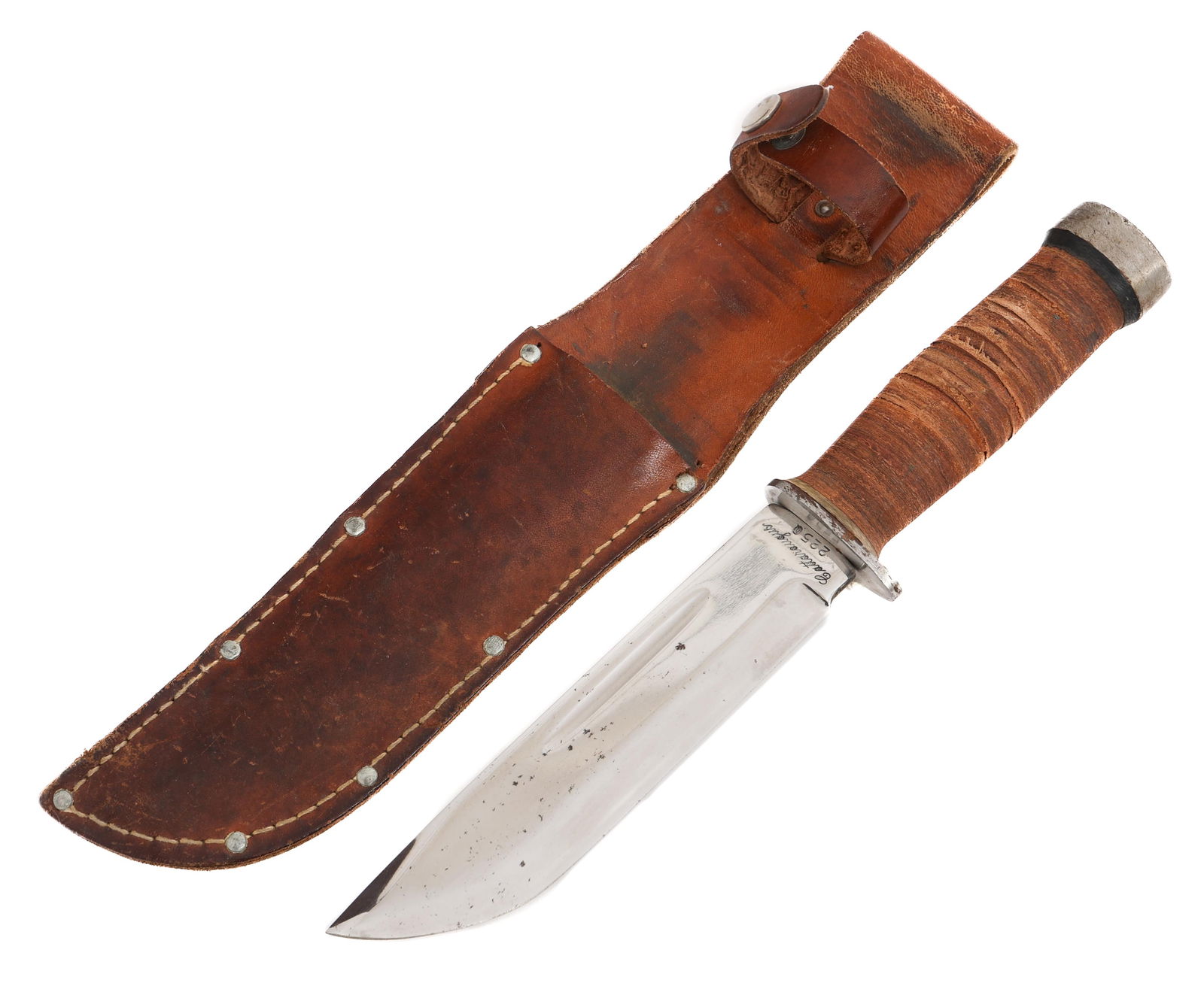 WWII US CATTARAUGUS 225Q KNIFE WITH SHEATH: WWII US CATTARAUGUS 225Q KNIFE WITH SHEATH WWII US Cattaraugus 225Q Knife. Single edged, bright blade. Maker marked by Cattaraugus 225Q on the ricasso. Steel hilt with stacked leather handle. Leather