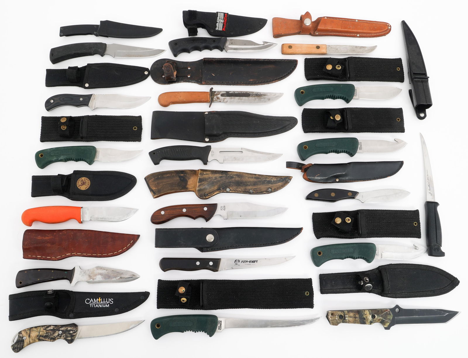 FIXED BLADE SKINNING KNIVES - CAMILLUS, BUCK, S&W: FIXED BLADE SKINNING KNIVES - CAMILLUS, BUCK, S&W Fixed Blade Skinning Knives. All have sheath. Makers include Camillus, Mossy Oak, Buck, Schrade, Smith & Wesson, Wildcat and more. Blade Length: 4" to