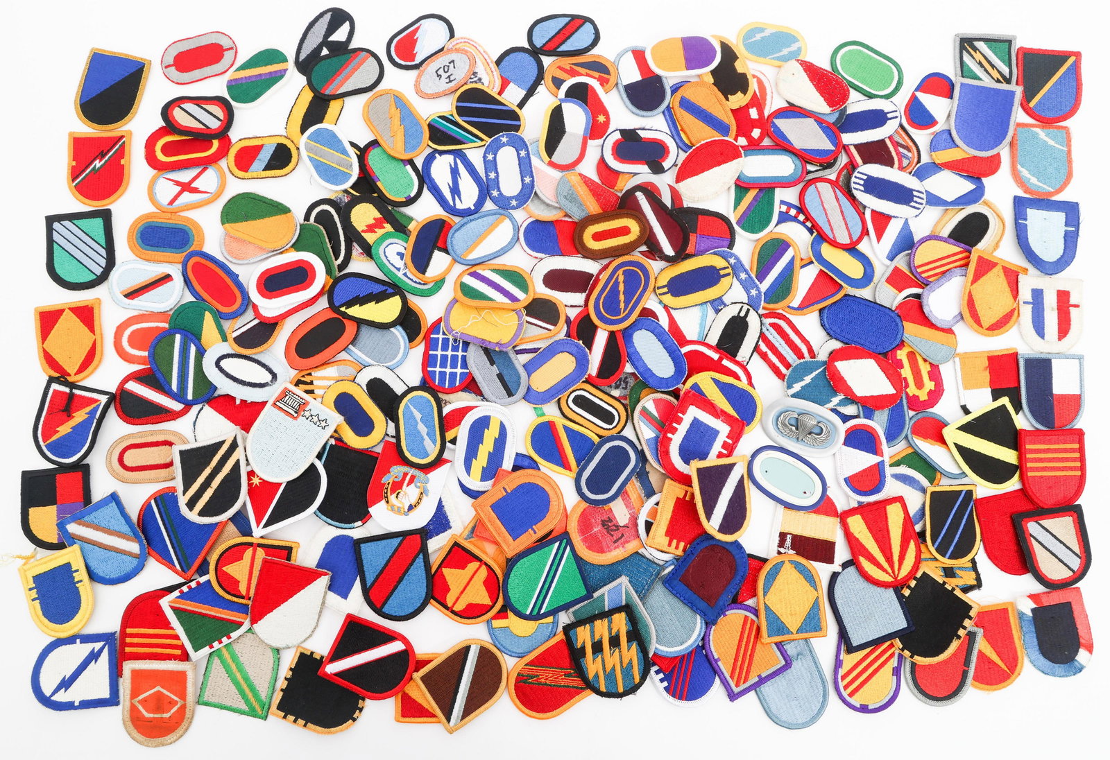 COLD WAR - CURRENT US ARMED FORCES OVALS & FLASHES: COLD WAR - CURRENT US ARMED FORCES OVALS & FLASHES Cold War - Current US Armed Forces Ovals and Flashes. Various units and visions.