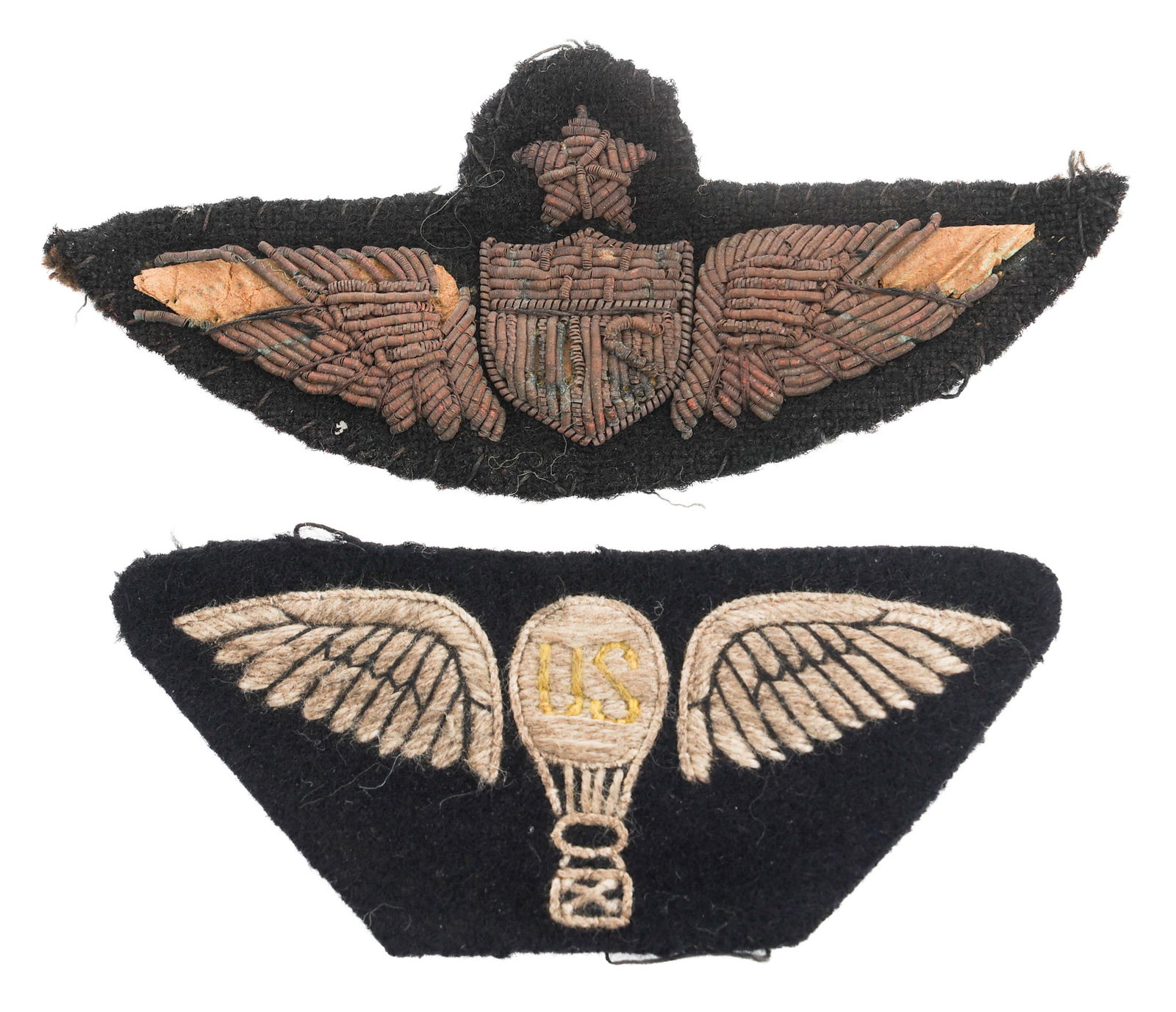 WWI US AIR CORPS SENIOR PILOT & BALLOON WINGS: WWI US AIR CORPS SENIOR PILOT & BALLOON WINGS WWI US Air Corps Senior Pilot and Balloon Pilot Wings. (1) Senior Pilot Badge. Bullion on fel. (1) Balloon Pilot Wings. Machine embroidery on felt.