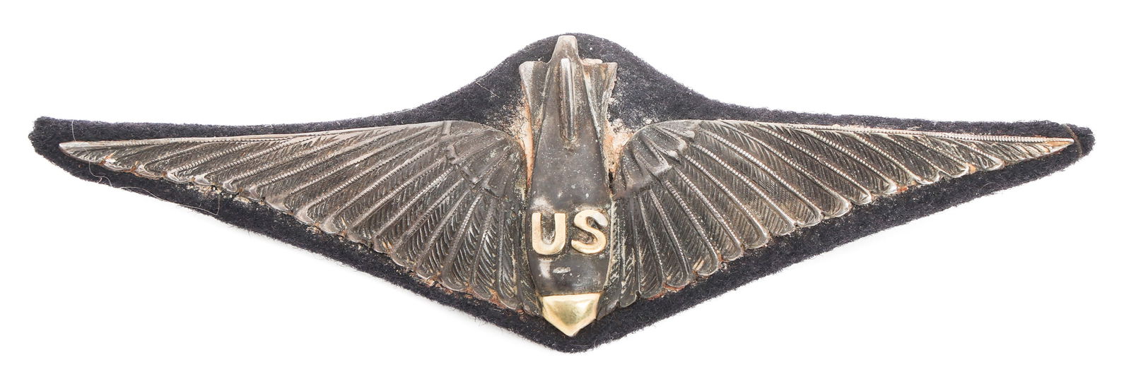 WWI US ARMY AIR CORPS 3" BOMBER WINGS BADGE: WWI US ARMY AIR CORPS 3" BOMBER WINGS BADGE WWI US Army Air Corps 3" Bomber Wings Badge. Gold US center insignia and bomb tip. Pinback with felt backing. Size: 3 3/8"