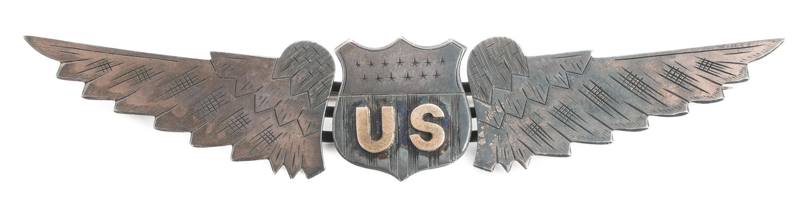WWI US ARMY AIR CORPS 4" PILOT WINGS BADGE: WWI US ARMY AIR CORPS 4" PILOT WINGS BADGE WWI US Army Air Corps 4" Pilot Wings Badge. Jeweler made with gold US center insignia. Pinback. No visible maker marks. Size: 4"