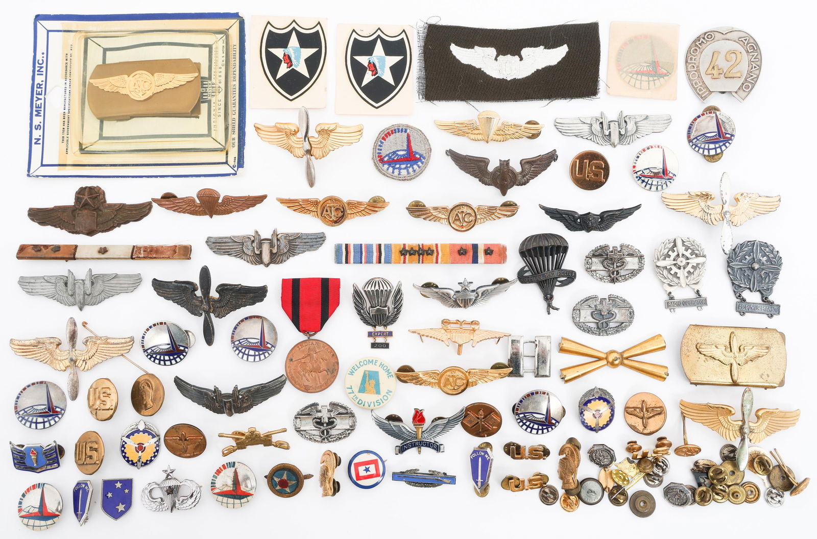 WWII - COLD WAR US ARMED FORCES INSIGNIA: WWII - COLD WAR US ARMED FORCES INSIGNIA WWII - Cold War US Insignia. Includes medals, badges, pins, collar discs, patches, buttons and more.