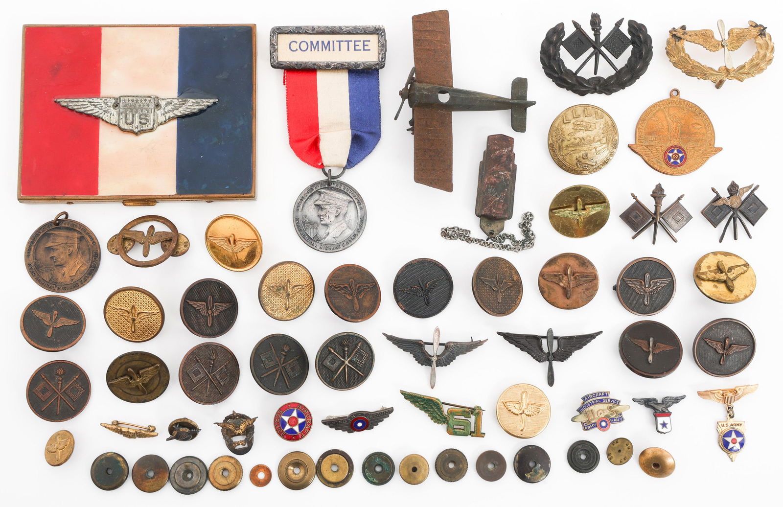 WWI US AVIATION INSIGNIA & ADMIRAL BYRD MEDAL: WWI US AVIATION INSIGNIA & ADMIRAL BYRD MEDAL WWI US Aviation Insignia & Admiral Byrd Medal. Includes Admiral Byrd Antarctica Flight Medal, US Air Corps collar insignia, metal alloy US military aviati