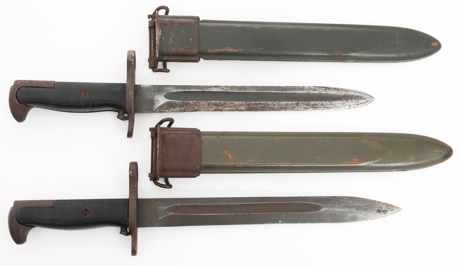 WWII US ARMY M1 & M1905E1 BAYONETS WITH SCABBARDS: WWII US ARMY M1 & M1905E1 BAYONETS WITH SCABBARDS WWII US Army M1 and M1905E1 Bayonets. (1) M1 Bayonet. Single edged, blued blade with fuller. Maker marked by American Fork & Hoe on the ricasso with U