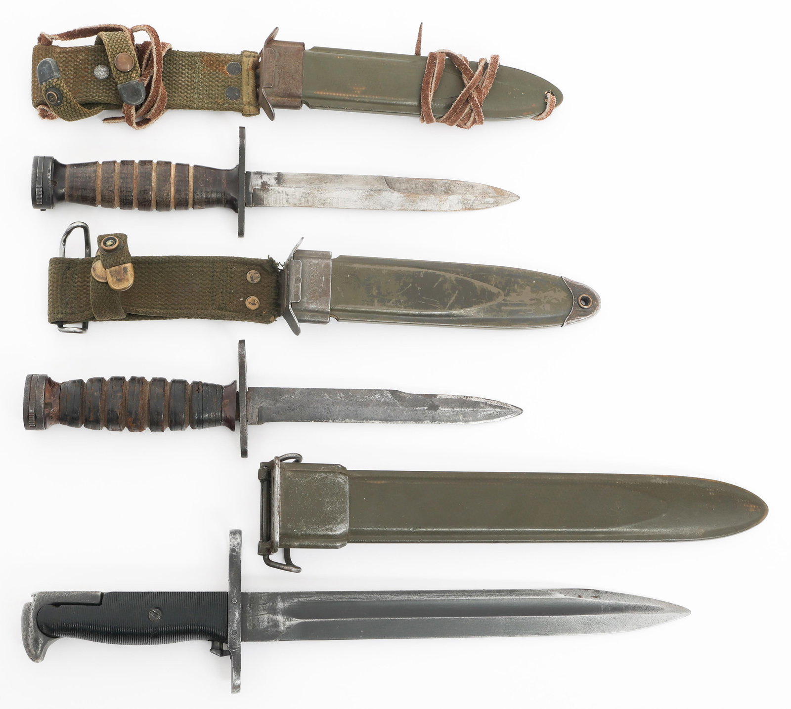 WWII US ARMY M1905E1 & M4 BAYONETS WITH SCABBARDS: WWII US ARMY M1905E1 & M4 BAYONETS WITH SCABBARDS WWII US Army M1905E1 and M4 Bayonets. (1) M1905E1. Single edged, blued blade with fuller. Maker marked by Union Fork & Hoe and dated 1943 on the ricas