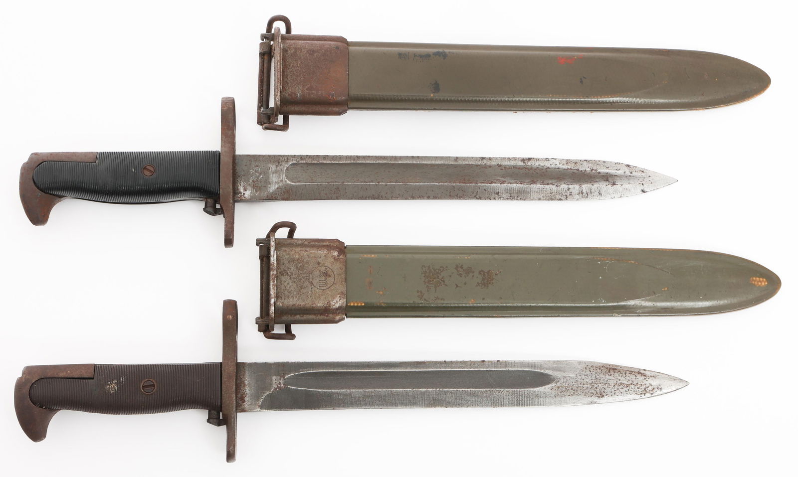 WWII US ARMY M1 & M1905E1 BAYONETS WITH SCABBARDS: WWII US ARMY M1 & M1905E1 BAYONETS WITH SCABBARDS WWII US Army M1 and M1905E1 Bayonets. (1) M1 Bayonet. Single edged blade with fuller. Maker marked by American Fork & Hoe on the ricasso with US and O