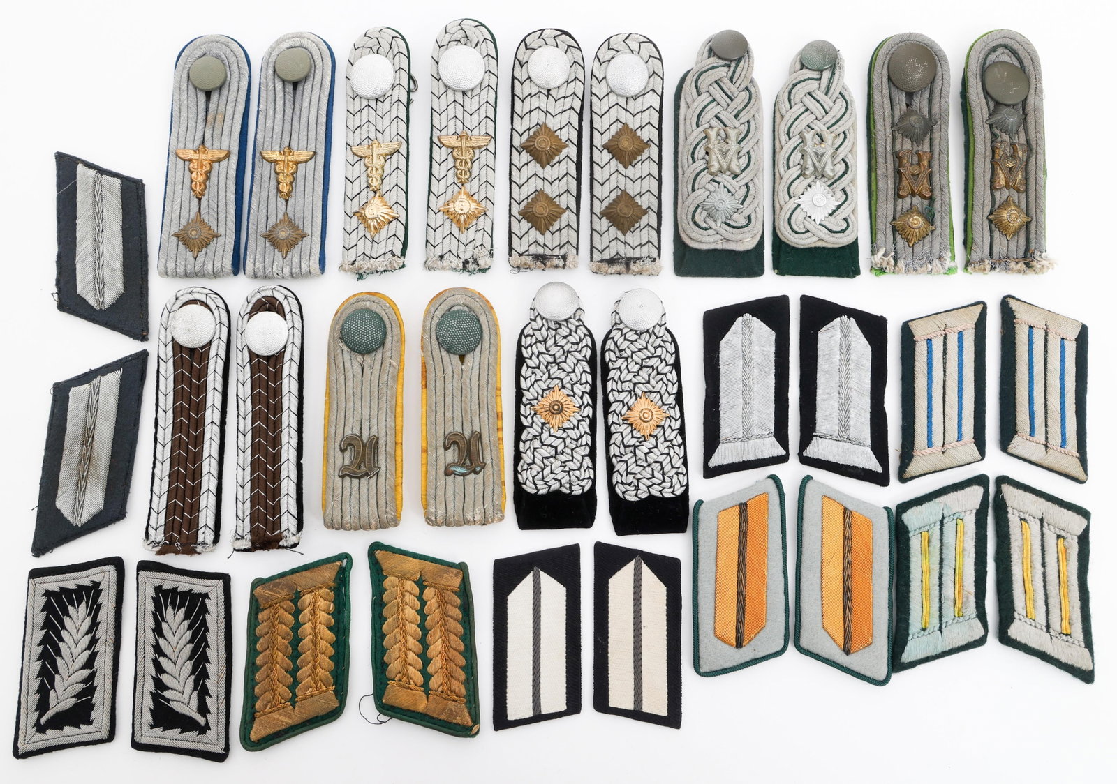 WWII GERMAN OFFICER SHOULDER BOARDS & COLLAR TABS: WWII GERMAN OFFICER SHOULDER BOARDS & COLLAR TABS WWII German Officer Shoulder Boards & Collar Tabs. Ranks and services include Heer Medical Oberleutnant, Signals Reconnaissance, Wehrmachtbremte Offic