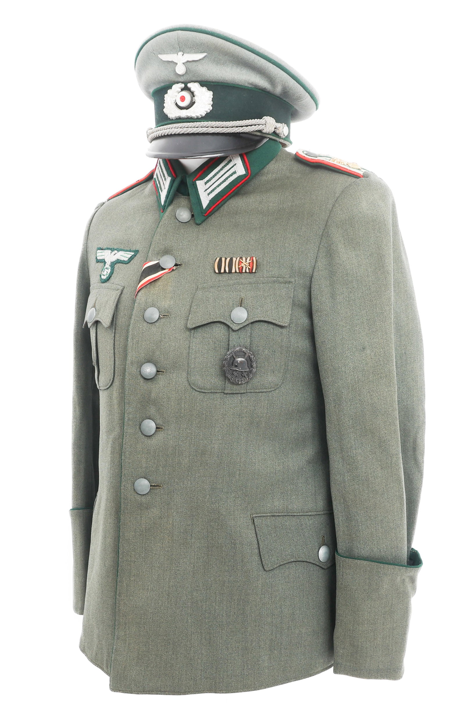 WWII GERMAN ARMY OFFICIAL M36 TUNIC & VISOR CAP: WWII GERMAN ARMY OFFICIAL M36 TUNIC & VISOR CAP WWII German Heer Administration Officer M36 Tunic and Visor Cap. (1) Wehrmachtbeamte Official M36 Wool Tunic. Officer grade shoulder boards and collar t