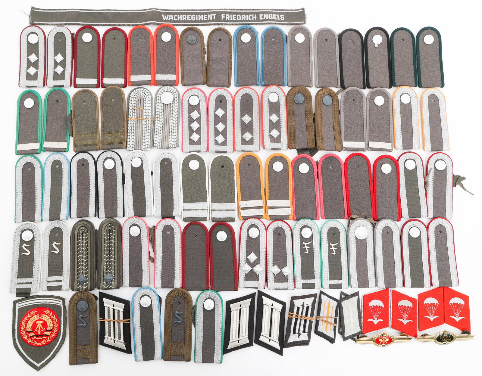 COLD WAR EAST GERMAN RANK SHOULDER BOARDS & COLLAR (1 of 18)