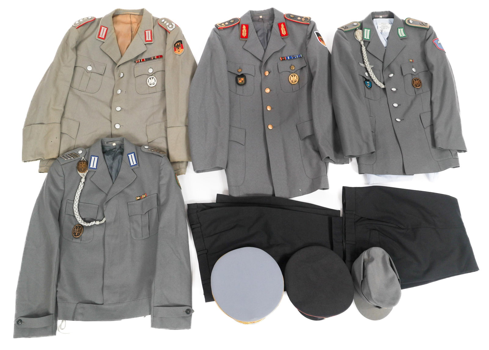 COLD WAR GERMAN BUNDESWEHR UNIFORMS & CAPS: COLD WAR GERMAN BUNDESWEHR UNIFORMS & CAPS Cold War German Bundeswehr Uniforms & Caps. (4) Bundeswehr Dress Tunics. Units include Military District Command III, Military District Command I, 26th Airbo