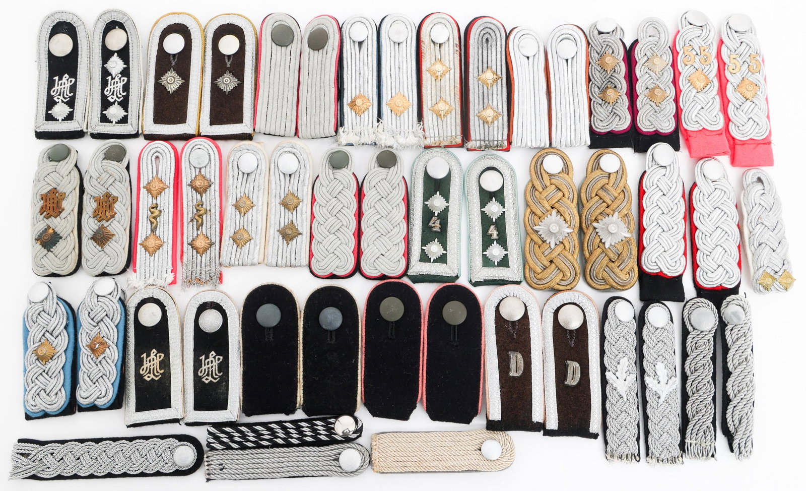 RE-ENACTOR WWII GERMAN RANK SHOULDER TABS: RE-ENACTOR WWII GERMAN RANK SHOULDER TABS Modern re-enactor WWII German Rank Shoulder Tabs. Various ranks and services. Weight: 10 lbs