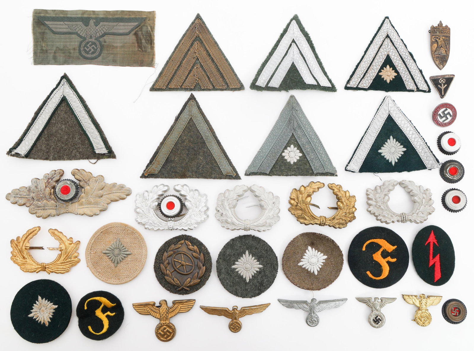 WWII GERMAN HEER SPECIALIST PATCHES AND INSIGNIA: WWII GERMAN HEER SPECIALIST PATCHES AND INSIGNIA WWII German heer Specialist Patches and Insignia. Including Artificer Specialist, Enlisted chevrons, Bevo breast eagle, Oak leaves and cockades front c