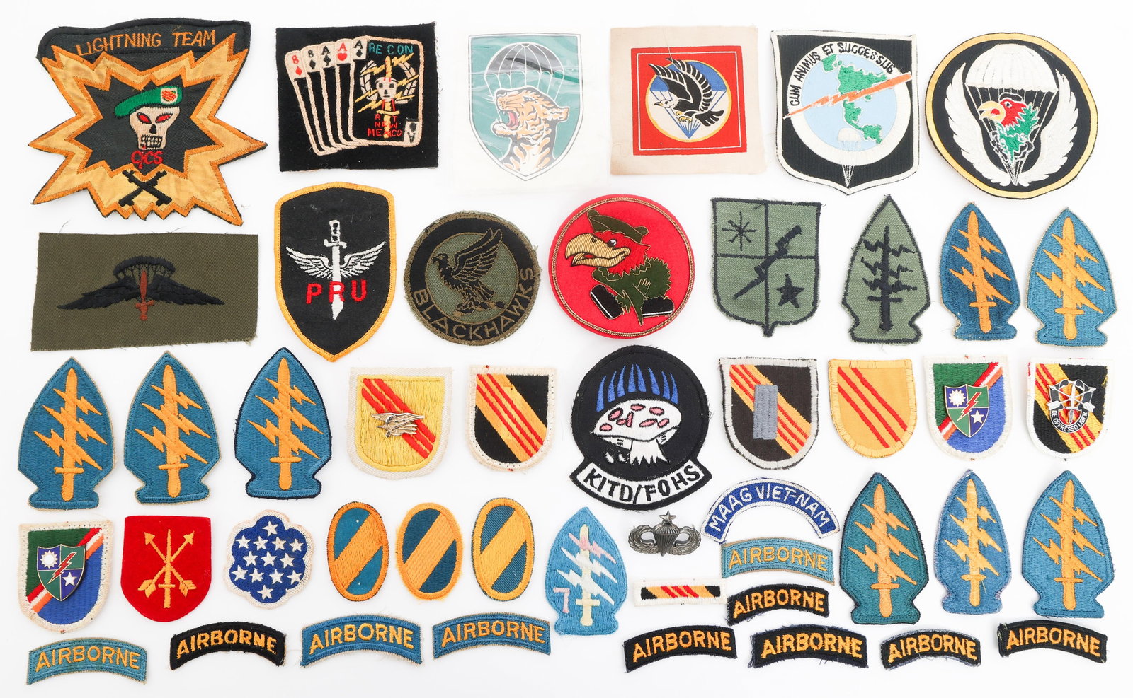 VIETNAM WAR US SPECIAL FORCES & ARVN UNIT PATCHES: VIETNAM WAR US SPECIAL FORCES & ARVN UNIT PATCHES Vietnam War U.S. Army and Special Forces and ARVN Unit Patches and Medal. (1) U.S. Army Senior Jump Wings Badge. (2) ARVN Badges. Airborne division