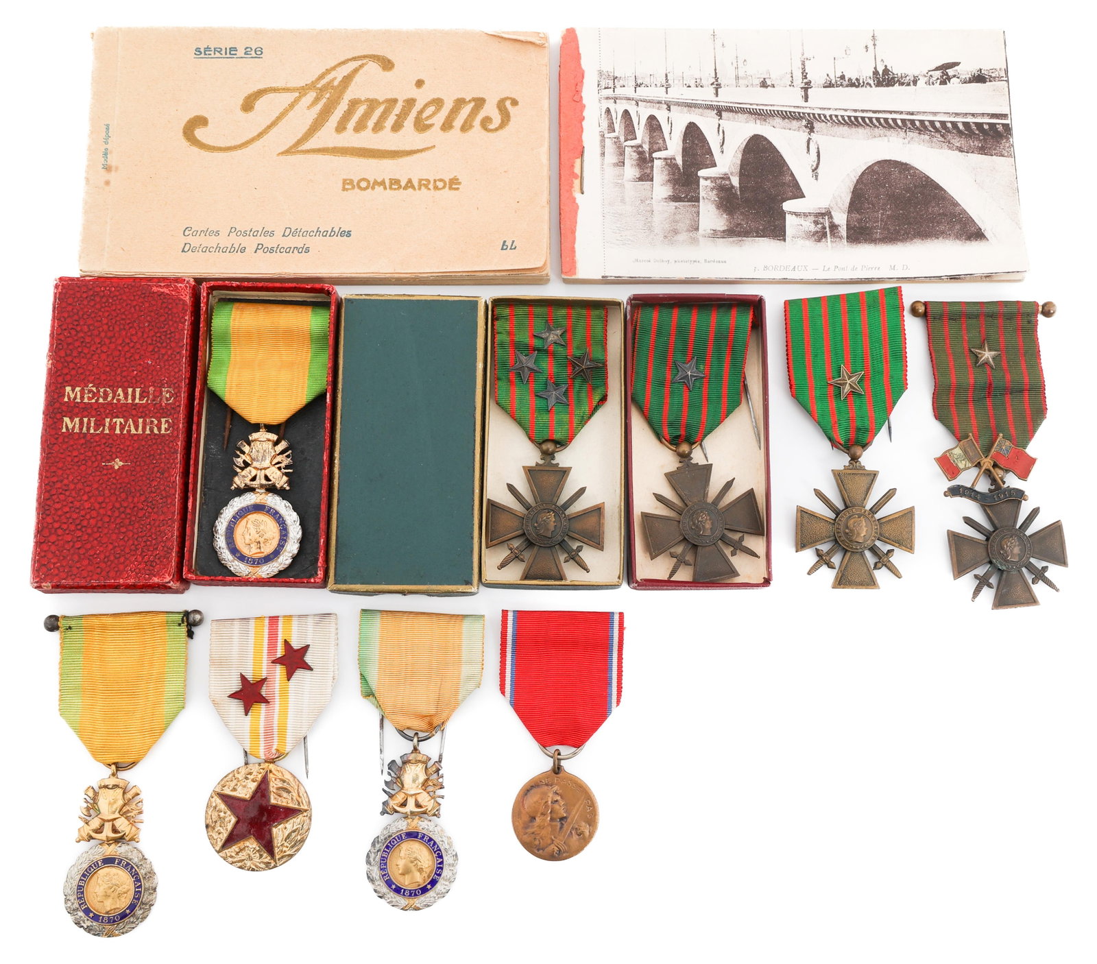 WWI FRENCH ARMY MEDALS & POSTCARDS (1 of 12)
