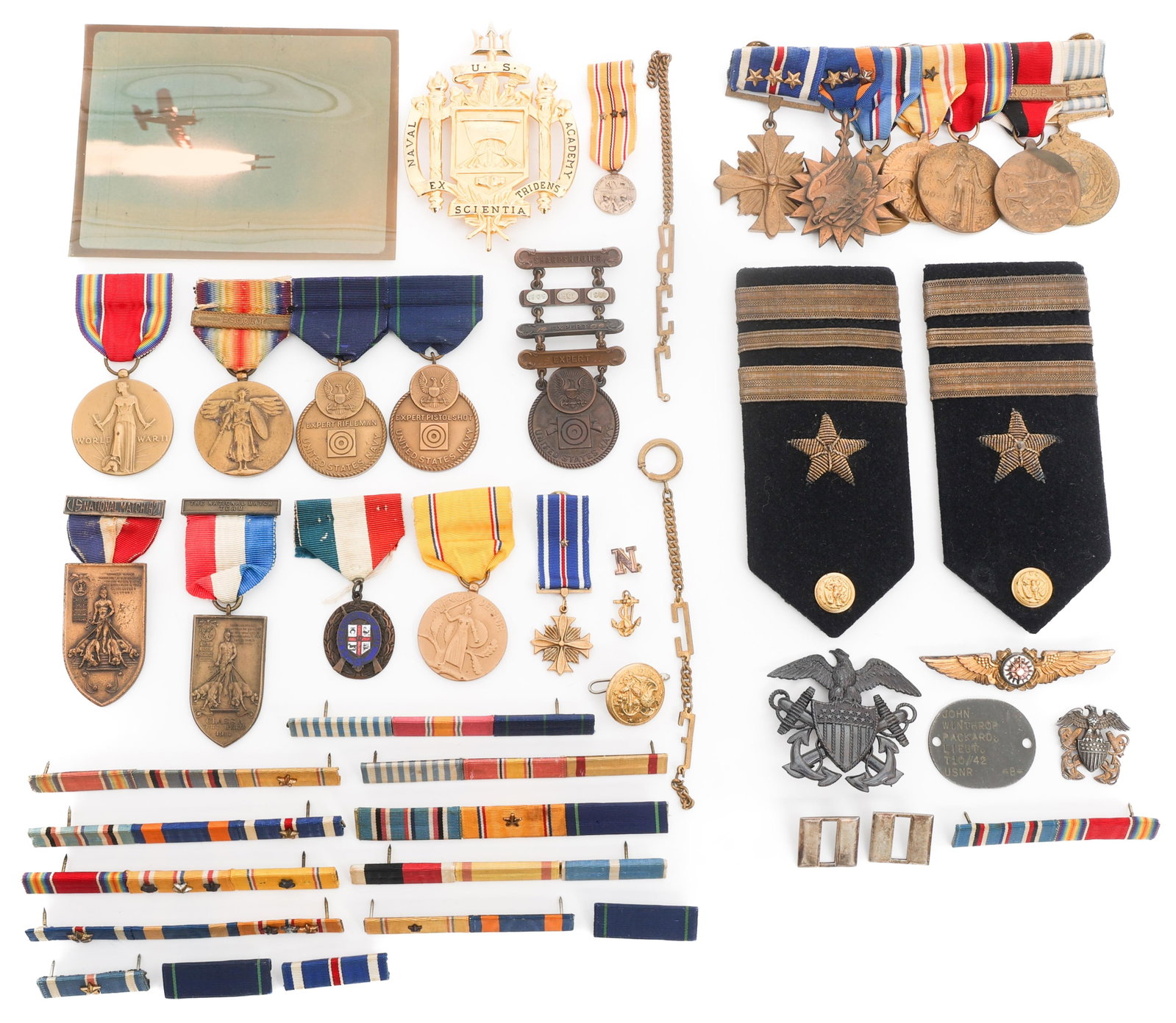 WWI - KOREAN WAR US NAVY MEDAL GROUPINGS: WWI - KOREAN WAR US NAVY MEDAL GROUPINGS WWI - Korean War US Navy Medal Groupings. (1) WWII - Korean War USN Navigator Named Dog Tag, Medals, and Wings Grouping. Includes USN Lieutenants shoulder boar