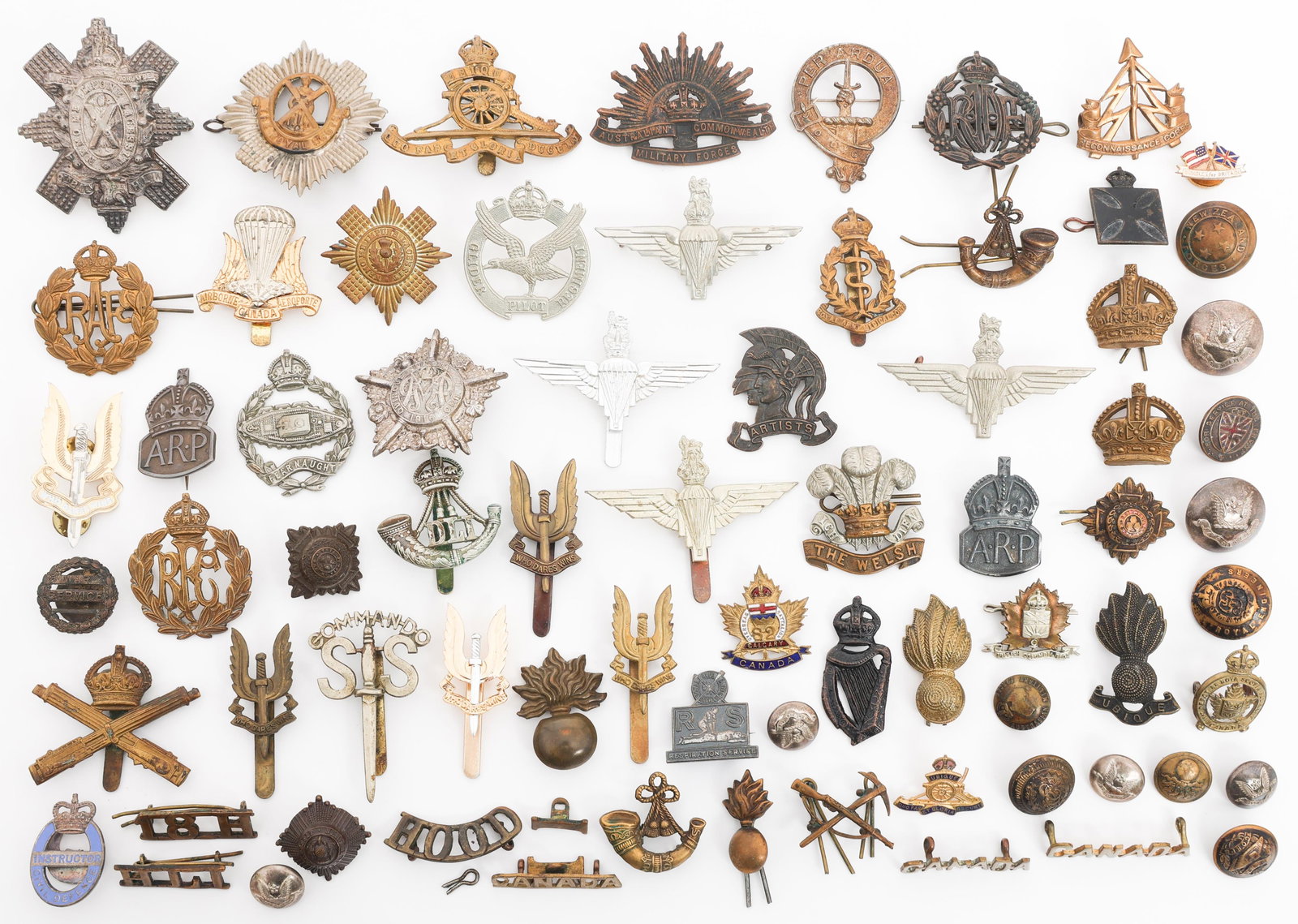 WWII BRITISH & COMMONWEALTH ARMED FORCES INSIGNIA: WWII BRITISH & COMMONWEALTH ARMED FORCES INSIGNIA WWII British and Commonwealth Armed Forces Insignia. Includes SAS, RAF, RFC, Royal Highlanders, Royal Scots, Royal Artillery, Australian Forces,