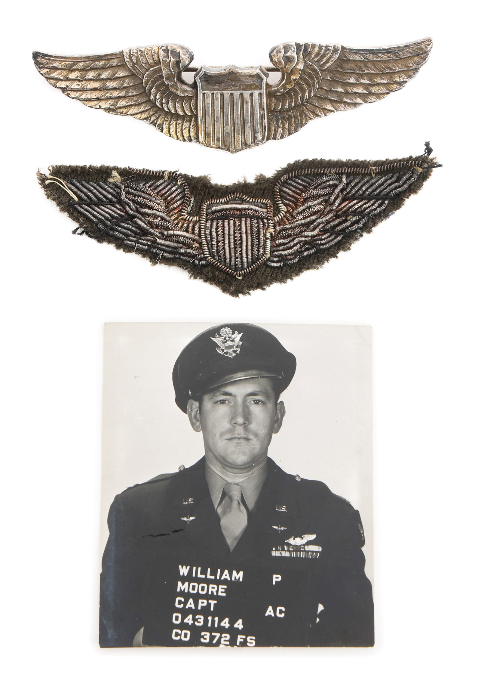 WWII US AIR FORCE PILOT WINGS AND PHOTO GROUPING: WWII US AIR FORCE PILOT WINGS AND PHOTO GROUPING WWII US Air Force Pilot Wings and Officer Photo Grouping. (1) WWII US Air Force 3" Sterling Pilot Wings. Maker marked by Luxemberg, New York. (1) WWII 